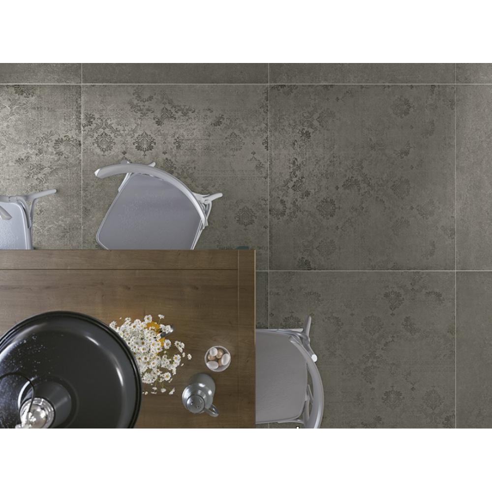 szurke mintas viragos vintage kopottas nagymeretu padloburkolat greslap csempe nappali design modern loft serenissima studio50 tonusos barna fagyallo terasz gres csuszasmentes formavivendi lakberendezes.jpg